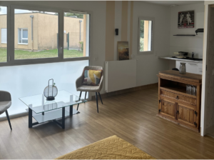 Un studio lumineux et chaleureux, pensé pour offrir confort et autonomie au quotidien. L’espace de vie dispose d’un coin salon convivial et d’une cuisine aménagée, le tout dans un environnement moderne et agréable.