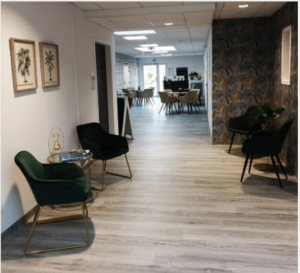 Un espace salon élégant et convivial, pensé comme un véritable lieu de vie et de partage. Avec ses différents espaces de détente et son mobilier chaleureux, il permet aux résidents de se retrouver, d’échanger ou simplement de profiter d’un moment de tranquillité dans un cadre agréable et lumineux.